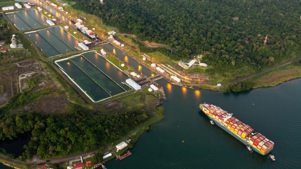 Războiul din Orientul Mijlociu redirecționează traficul naval către Canalul Panama Conflictul din strâmtoarea Ormuz, cauzat de război, duce la scumpirea accelerată a combustibilului și a transportului maritim