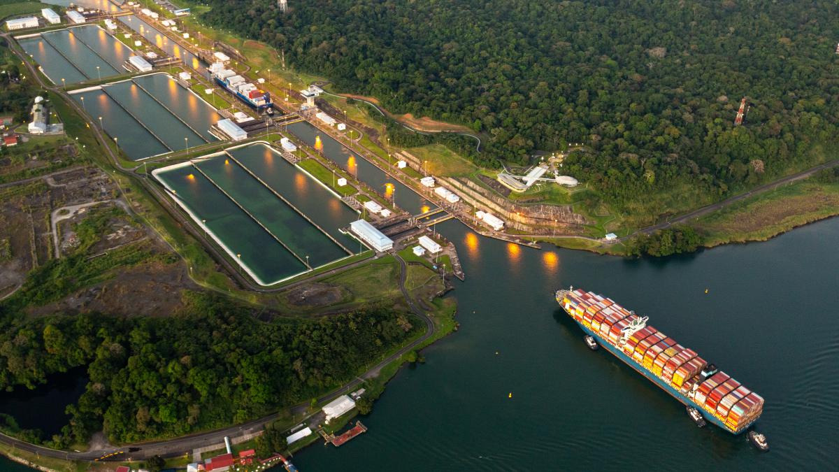 Războiul din Orientul Mijlociu redirecționează traficul naval către Canalul Panama Conflictul din strâmtoarea Ormuz, cauzat de război, duce la scumpirea accelerată a combustibilului și a transportului maritim