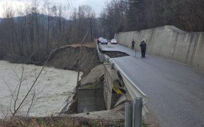 Circulație restricționată pe DJ 205D, în Vrancea, după o surpare de teren Traficul rutier este îngreunat, luni, pe Drumul Județean 205D, în zona satului Prahuda din comuna Paltin, județul Vrancea