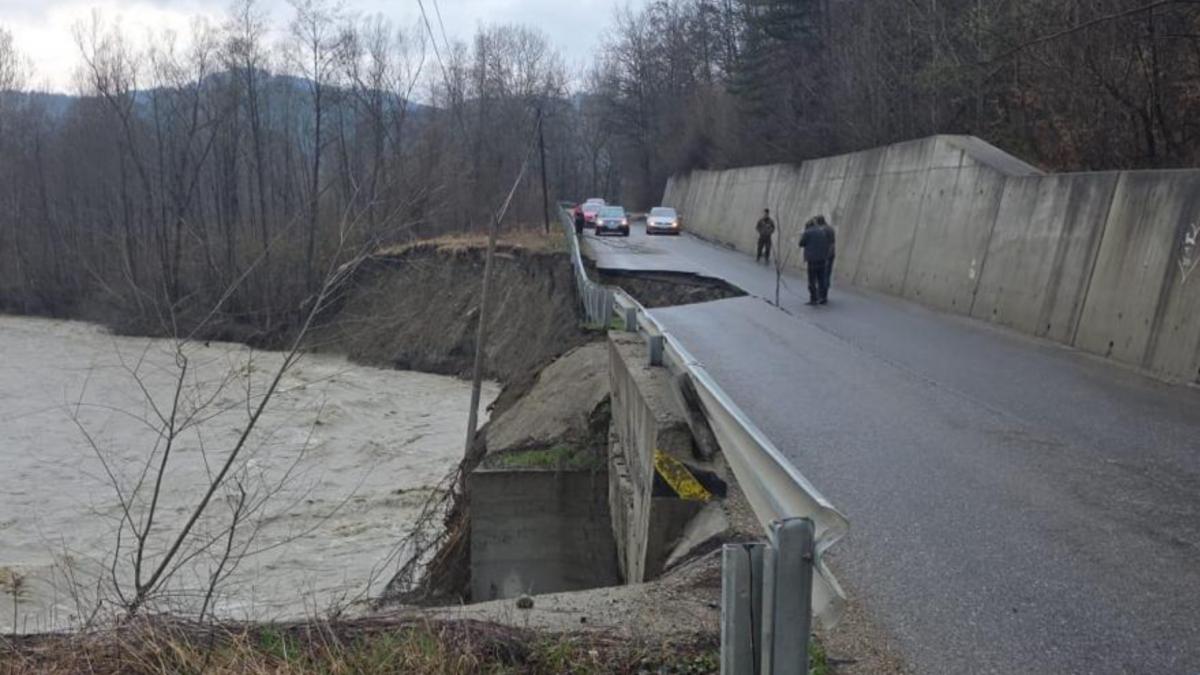 Circulație restricționată pe DJ 205D, în Vrancea, după o surpare de teren Traficul rutier este îngreunat, luni, pe Drumul Județean 205D, în zona satului Prahuda din comuna Paltin, județul Vrancea