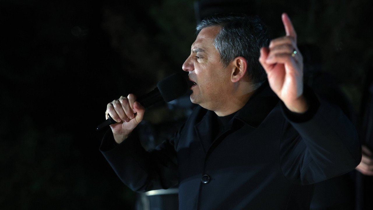 Liderul CHP, Özgür Özel, acuză guvernul turc de supunere față de planurile americane Istanbul – Özgür Özel, președintele principalului partid de opoziție din Turcia, Partidul Popular Republican (CHP), a lansat o serie de acuzații grave la adresa guvernului condus de președintele Recep Tayyip Erdoğan