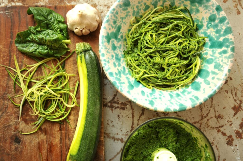 Castraveții și dovleceii, recomandați în alimentația diabeticilor: de ce sunt o opțiune sănătoasă Castraveții și dovleceii se numără printre legumele recomandate persoanelor diagnosticate cu diabet, datorită profilului lor nutrițional favorabil, potrivit specialiștilor