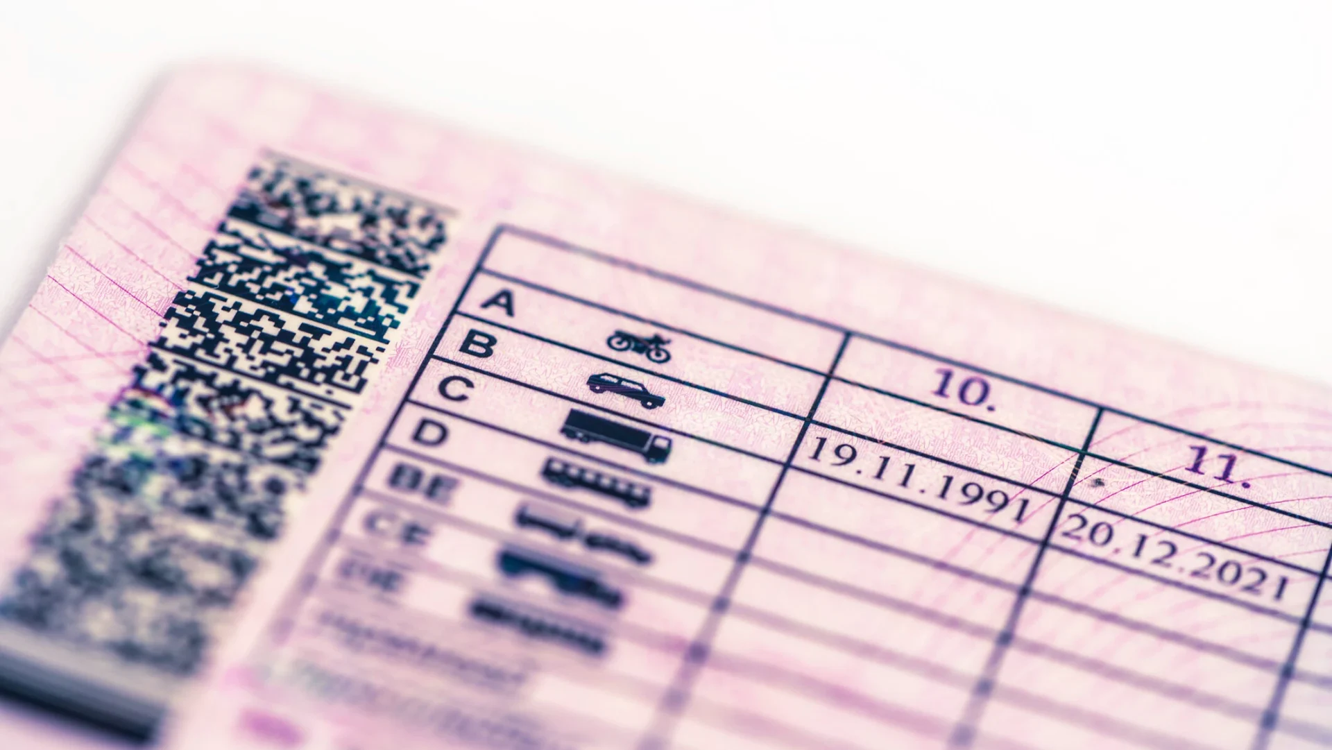 Șoferii riscă suspendarea permisului pentru amenzi neplătite: Noi reguli în Codul Rutier Noile reglementări introduse în Codul Rutier modifică radical modul în care este gestionată suspendarea permisului de conducere