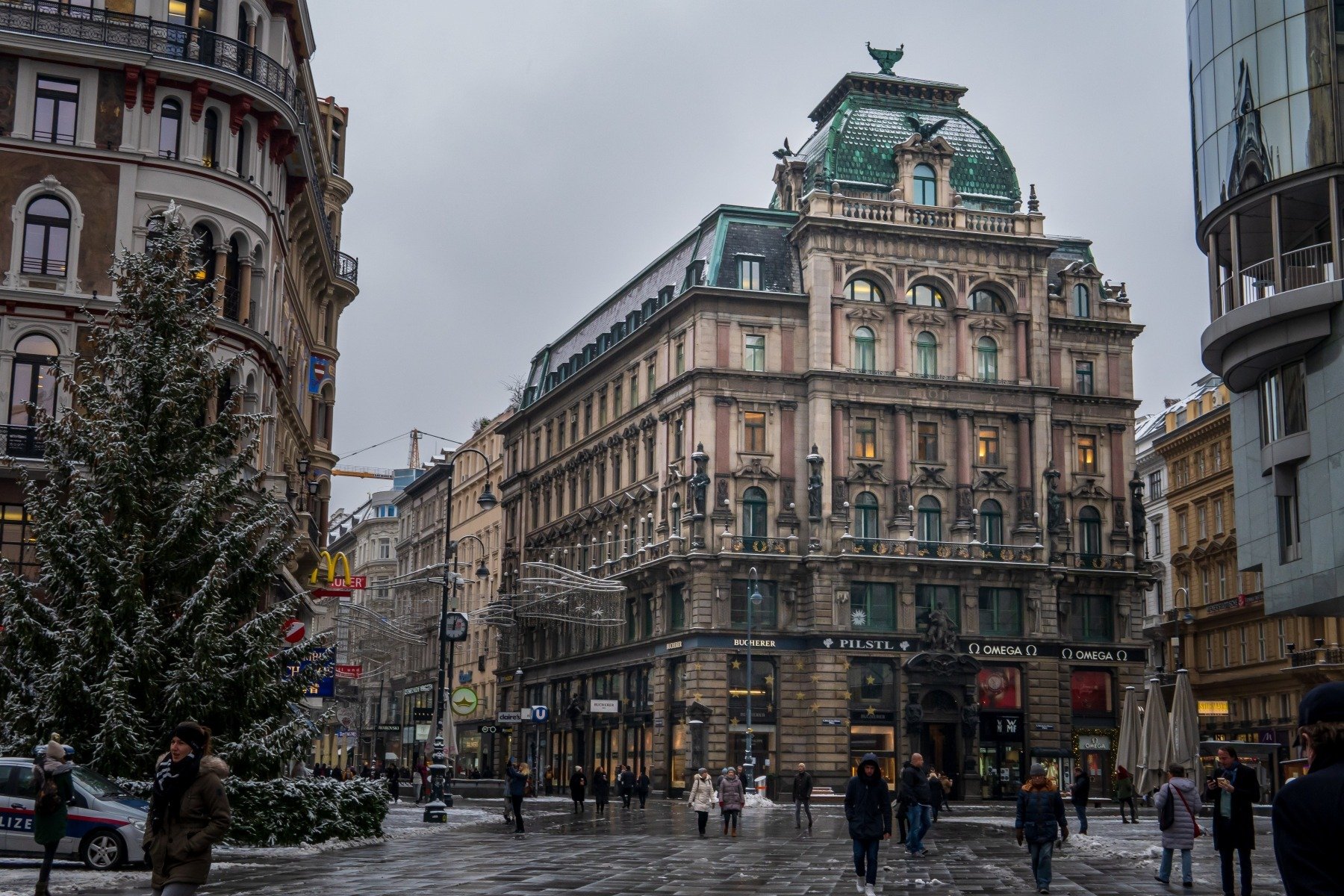 Patru morți după prăbușirea unei schele într-un cartier istoric din Viena O tragedie a lovit capitala Austriei marți, după ce o schelă s-a prăbușit în curtea unui imobil de apartamente dintr-un cartier istoric al Vienei