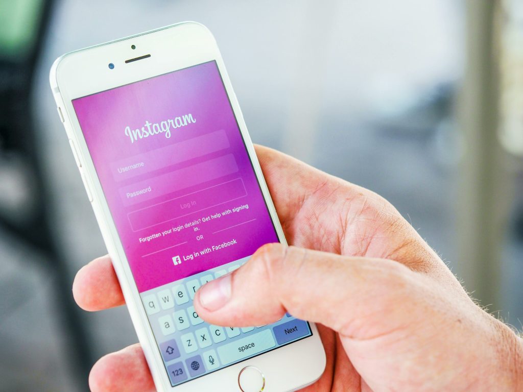 Probleme majore pentru Instagram: Utilizatorii nu pot trimite mesaje Platforma de socializare deținută de Meta, Instagram, se confruntă cu o amplă defecțiune tehnică, principala problemă semnalată de utilizatori fiind imposibilitatea de a trimite mesaje