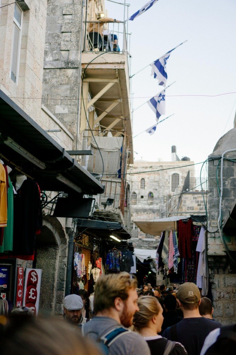 Israelul, sufocat de scumpiri pe fondul conflictului cu Iranul Efectele economice ale conflictului cu Iranul se resimt tot mai puternic în Israel, unde prețurile la energie și, implicit, cele ale produselor de bază, cresc alarmant