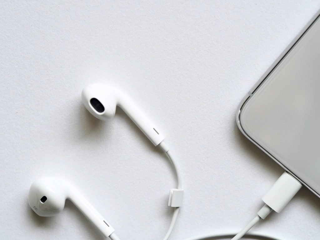 Căștile cu fir revin în atenția consumatorilor: Calitate audio superioară și nostalgie tehnologică Credeam că odată cu dispariția mufei pentru căști, căștile clasice cu fir vor fi o amintire