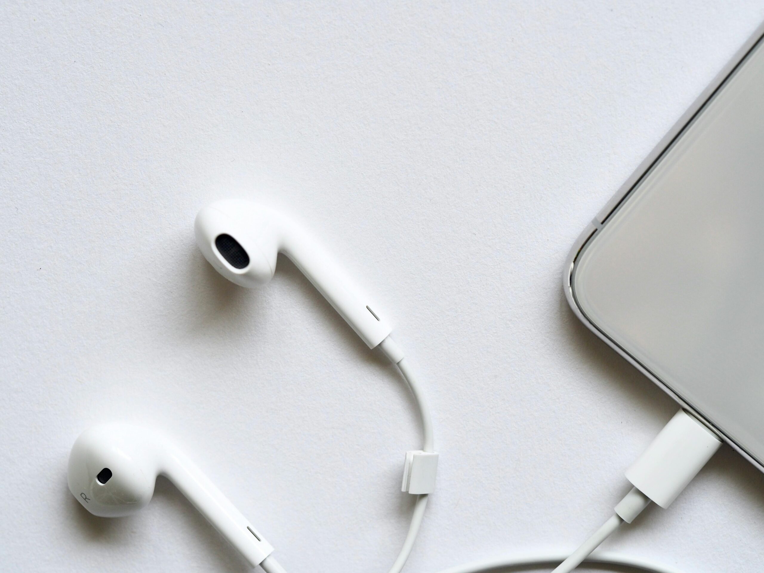Căștile cu fir revin în atenția consumatorilor: Calitate audio superioară și nostalgie tehnologică Credeam că odată cu dispariția mufei pentru căști, căștile clasice cu fir vor fi o amintire