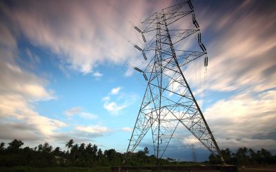 Bolojan promite deblocarea racordării la rețeaua electrică, vizând „băieții deștepți” Premierul Ilie Bolojan a anunțat recent măsuri pentru a debloca capacitățile de racordare la rețeaua electrică, criticând practicile speculative ale unor persoane care au „acoperit” rețeaua fără a intenționa să investească în producția de energie