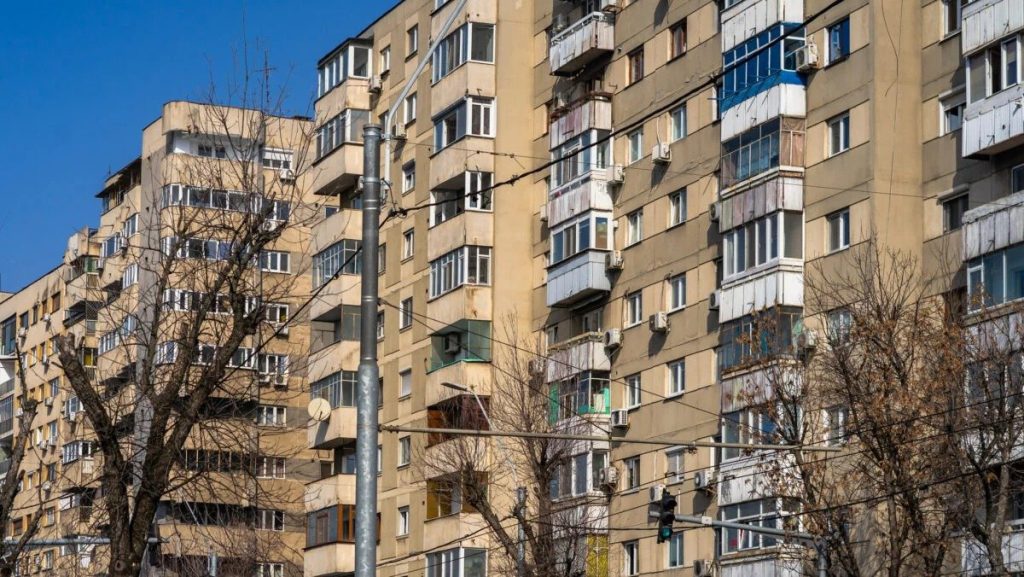 Piața imobiliară din București: prețuri în creștere, dar cu diferențe mari între cartiere Piața rezidențială din București prezintă tendințe mixte, cu prețuri în creștere pentru apartamente, dar cu o ușoară scădere pentru case