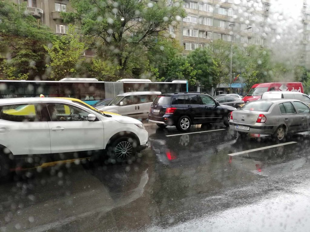 Bucureștenii se pregătesc pentru o săptămână ploioasă și rece, potrivit prognozei meteo emise de Administrația Națională de Meteorologie (ANM)