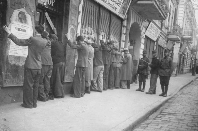 Institutul „Elie Wiesel” cere MApN să organizeze evenimentele din 2026 dedicate Holocaustului Institutul Național pentru Studierea Holocaustului din România „Elie Wiesel” solicită Ministerului Apărării Naționale (MApN) să preia organizarea evenimentelor comemorative din 2026, dedicate împlinirii a 85 de ani de la Pogromul de la Iași, masacrelor din Basarabia și Bucovina și deportărilor în Transnistria