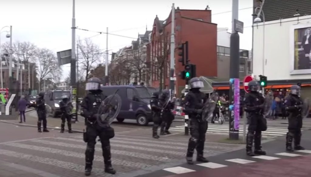 Explozie la o școală evreiască din Amsterdam, autoritățile olandeze investighează O explozie a avut loc la o școală evreiască din Amsterdam-Buitenveldert, în noaptea de vineri spre sâmbătă, potrivit informațiilor disponibile