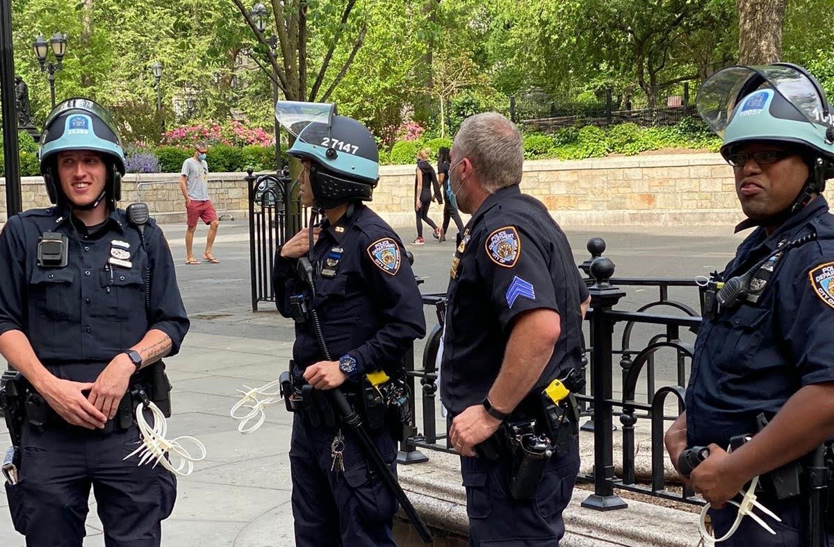 Atac armat cu victime multiple în Austin, Texas Un atac armat a zguduit centrul orașului Austin, Texas, în noaptea de sâmbătă spre duminică, soldându-se cu doi morți și 14 răniți