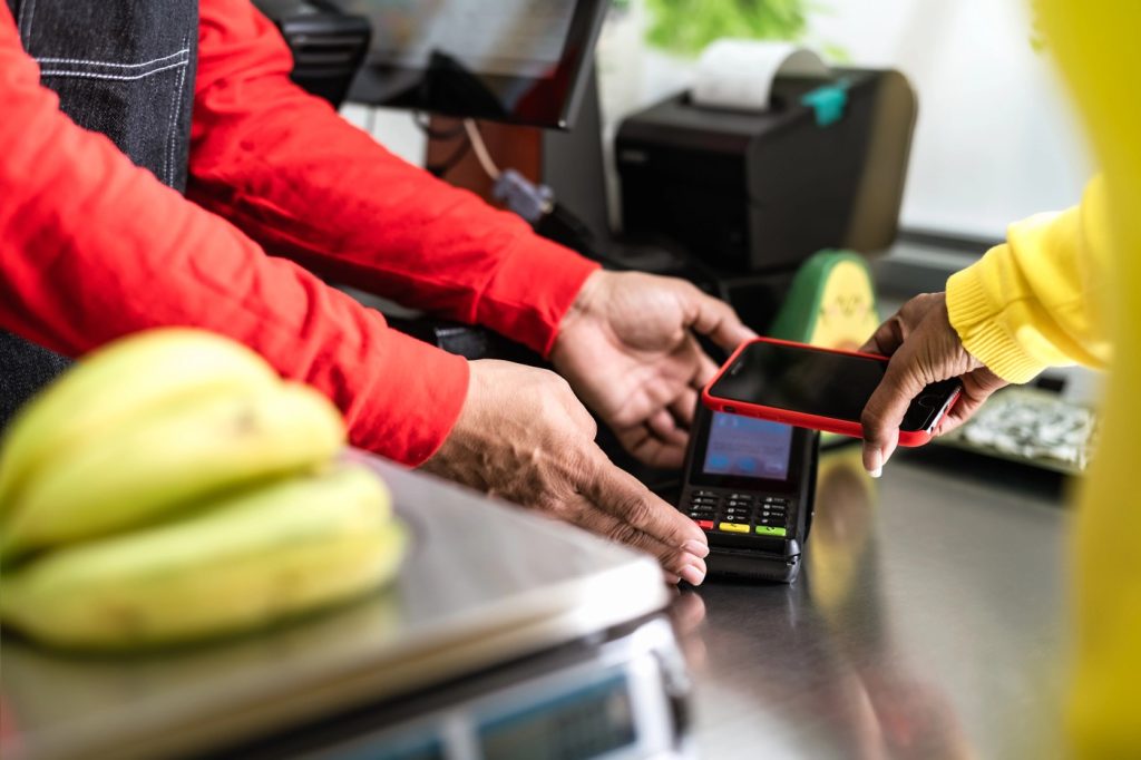 De ce supermarketurile instalează pos-uri cu cameră foto