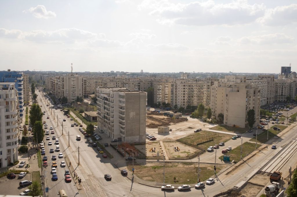 Spațiile verzi, un lux costisitor pentru unii locatari, o investiție cu plusvaloare pentru alții Lucrările de construcție pot transforma zonele verzi din jurul blocurilor în peisaje dezolante