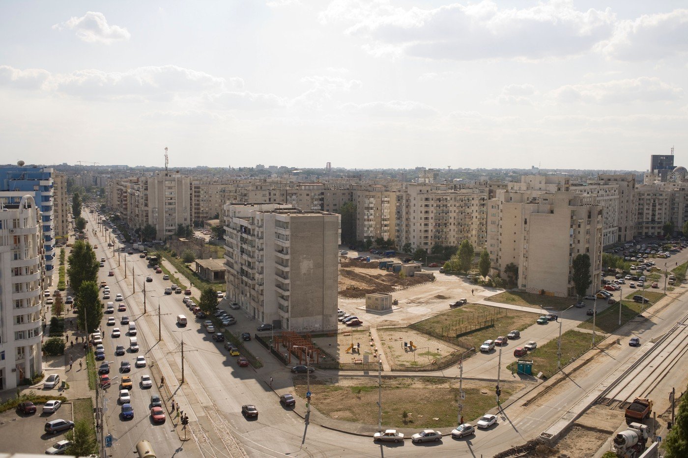 Spațiile verzi, un lux costisitor pentru unii locatari, o investiție cu plusvaloare pentru alții Lucrările de construcție pot transforma zonele verzi din jurul blocurilor în peisaje dezolante