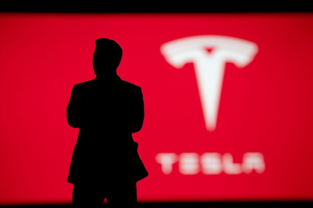 Un șofer acuză Tesla de neglijență, după ce un autoturism echipat cu sistemul de conducere asistată a accelerat într-o curbă periculoasă, provocând un accident grav