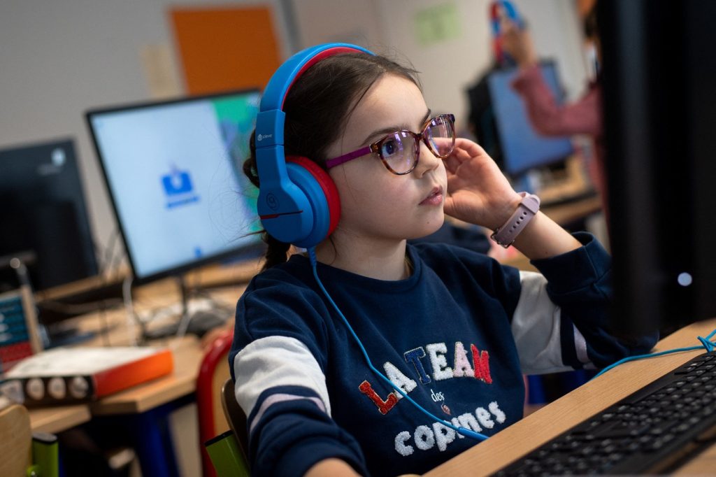 GhidAIEDU.ro promite o reformă în educația digitală