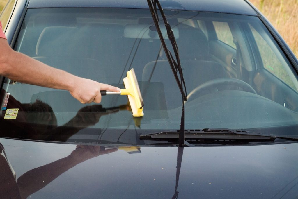 Parbrize sau parbrizuri? Greșeala gramaticală pe care o facem cu toții Cuvântul „parbriz” este un substantiv neutru, desemnând placa de sticlă transparentă a unui automobil, cu rolul de a proteja șoferul