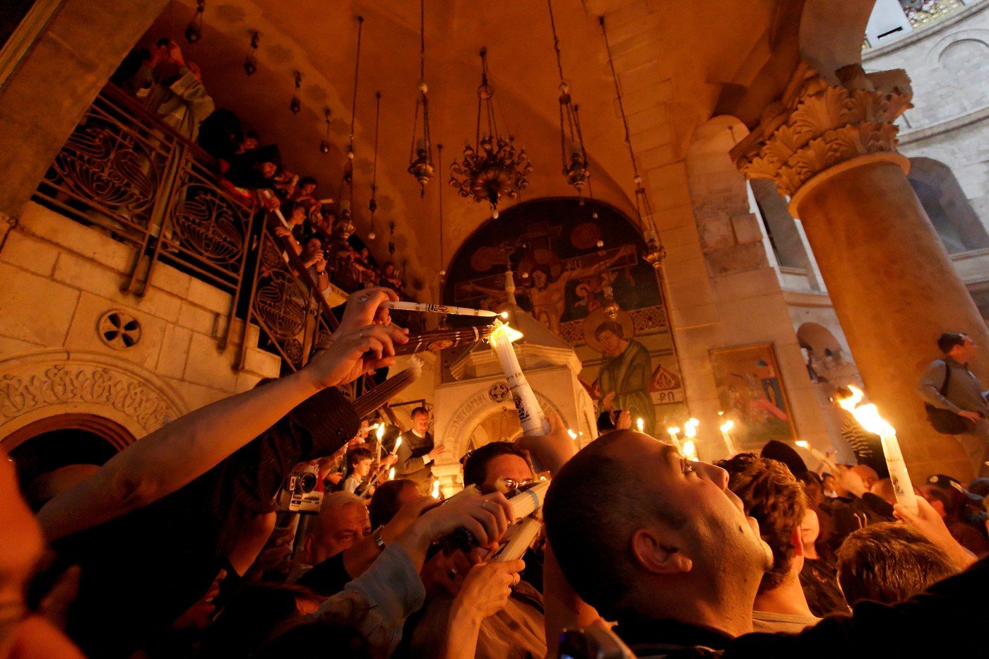 Lumina Sfântă, așteptată în România în ciuda tensiunilor din Ierusalim Pregătirile logistice pentru aducerea Luminii Sfinte de la Ierusalim, simbol al Învierii, sunt în plină desfășurare, chiar și în contextul tensiunilor de securitate din regiune