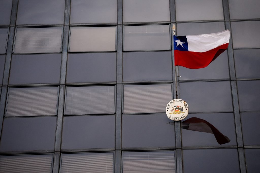 Chile și SUA, parteneriat pentru resurse minerale strategice Guvernul chilian condus de președintele de extremă-dreapta José Antonio Kast a încheiat un acord cu Statele Unite pentru a colabora în domeniul aprovizionării cu minerale critice și pământuri rare