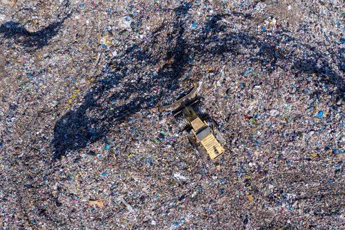 Reciclarea, o promisiune încă departe de a fi onorată: Deșeurile românilor ajung, în majoritatea lor, tot la groapa de gunoi România se confruntă cu o criză acută în gestionarea deșeurilor, cu o rată de reciclare extrem de scăzută și un sistem dominat de depozite de gunoi