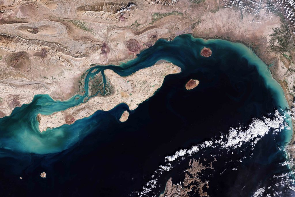 Insula Qeshm: Un paradis natural în fața unei noi provocări Insula Qeshm, situată în Strâmtoarea Hormuz, este cunoscută pentru peisajele sale spectaculoase, de la peșterile de sare labirintice la pădurile de mangrove luxuriante