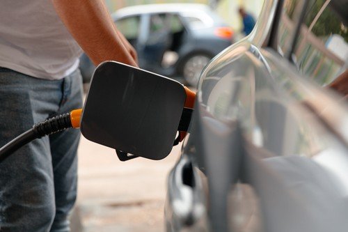 Guvernul ia în calcul plafonarea prețurilor la carburanți, pe fondul scumpirilor repetate la pompă Ministrul Energiei a propus o măsură menită să limiteze creșterea prețurilor la carburanți, într-o perioadă în care șoferii resimt deja efectele scumpirilor repetate