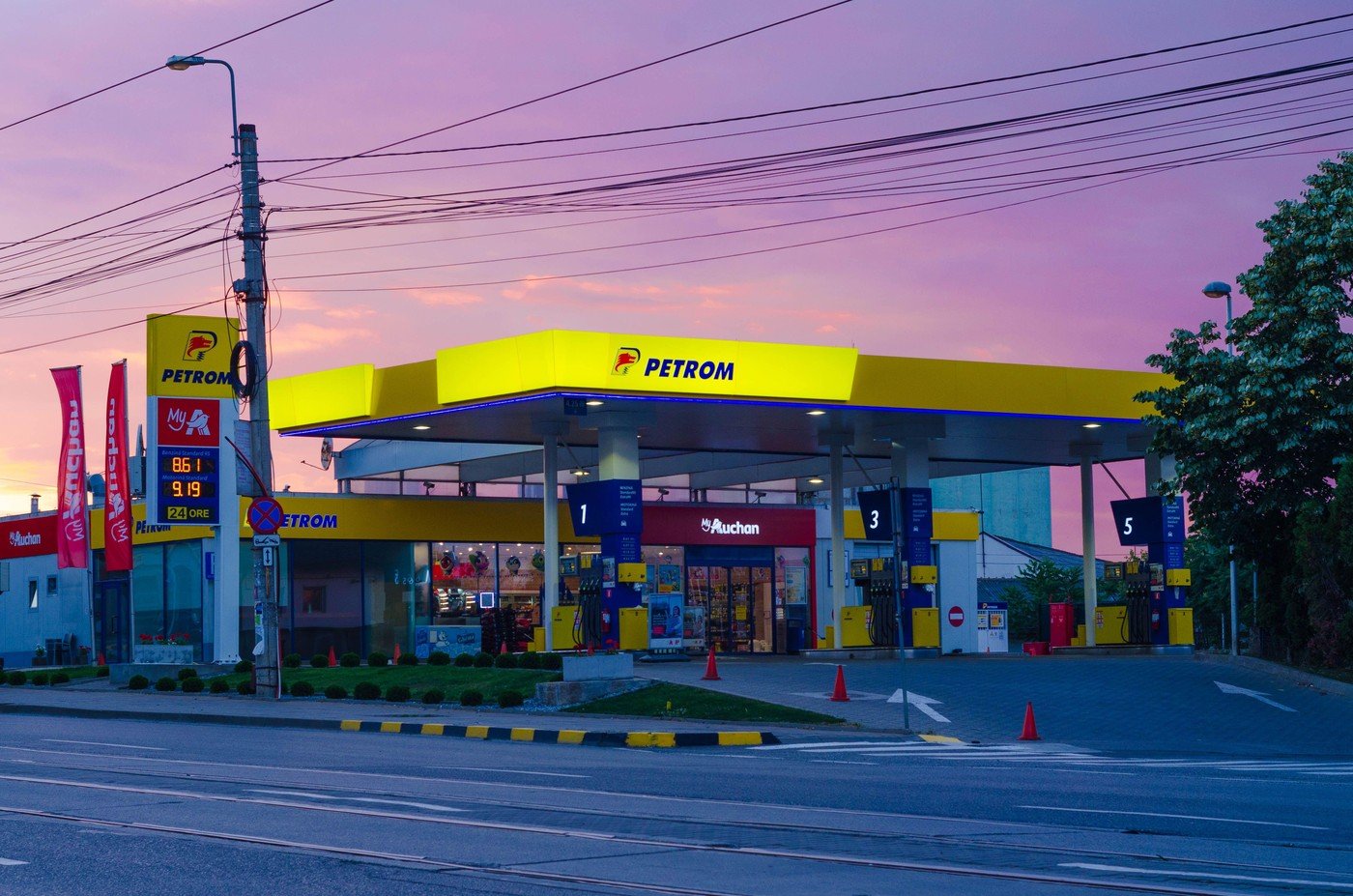 Guvernul limitează exportul de carburanți și introduce plafonarea adaosului comercial Pentru a stabiliza prețurile la pompă și a asigura o aprovizionare constantă a pieței interne, Guvernul a decis să intervină direct în sectorul carburanților
