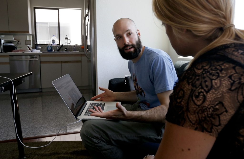 CEO-ul Patreon cere compensații pentru creatori în era inteligenței artificiale Jack Conte, directorul executiv al platformei Patreon, care conectează creatorii de conținut cu susținătorii, critică vehement modul în care companiile de tehnologie abordează drepturile de autor și compensațiile creatorilor în contextul dezvoltării modelelor de inteligență artificială (AI)