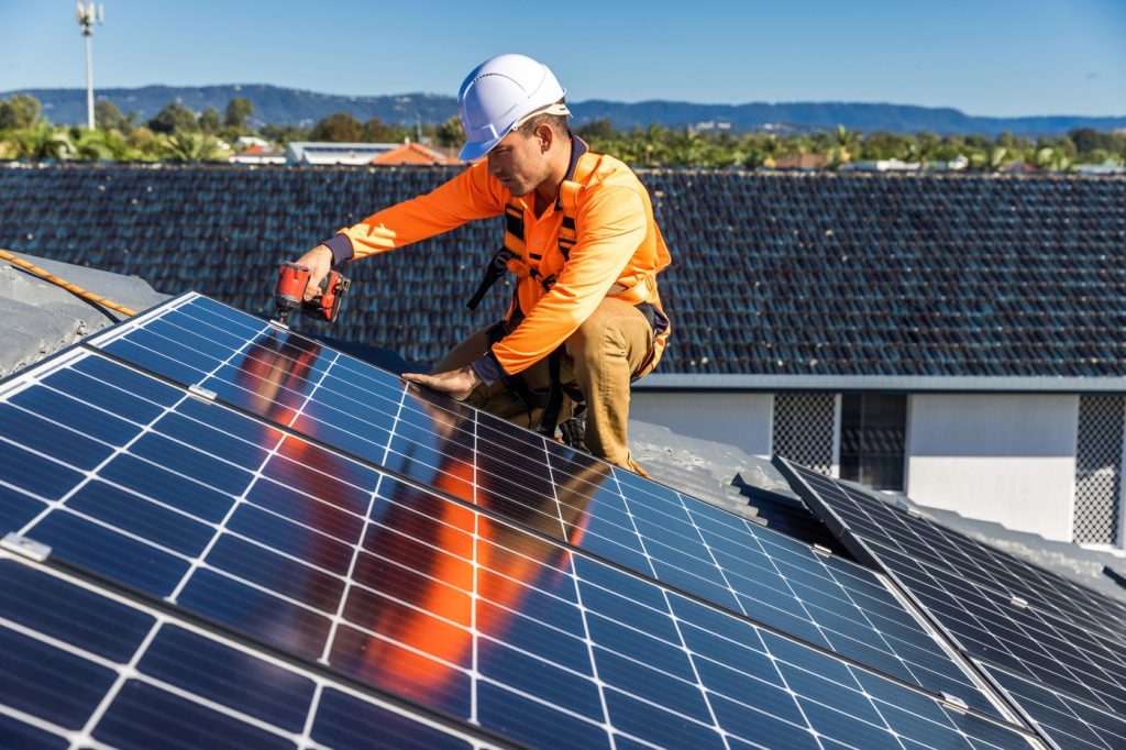 România, forțată să treacă la energiile regenerabile: Schimbări majore pentru locuințe și clădiri Guvernul va fi obligat să modifice legislația națională pentru a se alinia la directivele Uniunii Europene care vizează reducerea emisiilor de carbon și tranziția către energii regenerabile