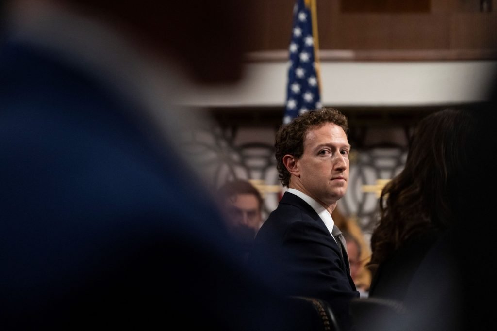 Zuckerberg și alți grei din tehnologie, cooptați în consiliul consultativ al lui Trump Fondatorul Facebook, Mark Zuckerberg, se va alătura unui consiliu consultativ de la Casa Albă, dedicat inteligenței artificiale, monedelor digitale și politicilor de inovare, potrivit informațiilor disponibile