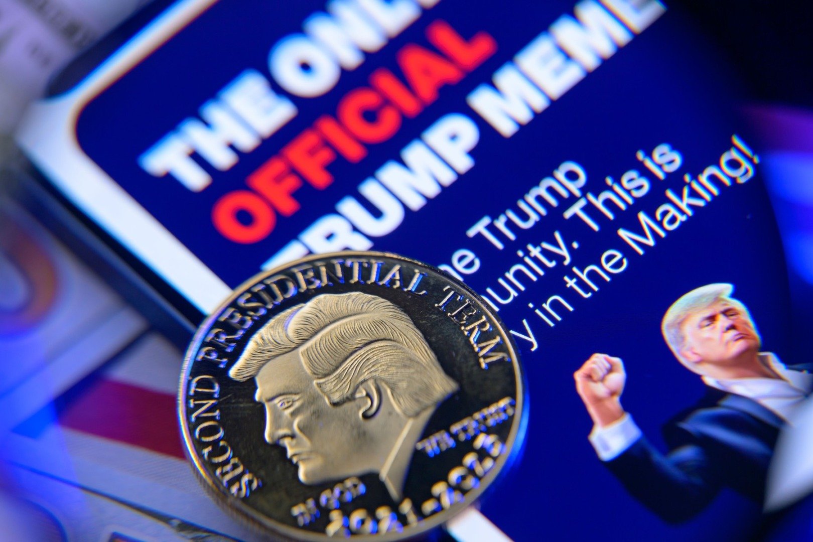 Trump, pe moneda comemorativă a SUA: aprobare pentru o efigie istorică O comisie responsabilă de omologarea estetică a clădirilor și obiectelor publice din Statele Unite a aprobat designul unei monede comemorative din aur, ce va include efigia lui Donald Trump