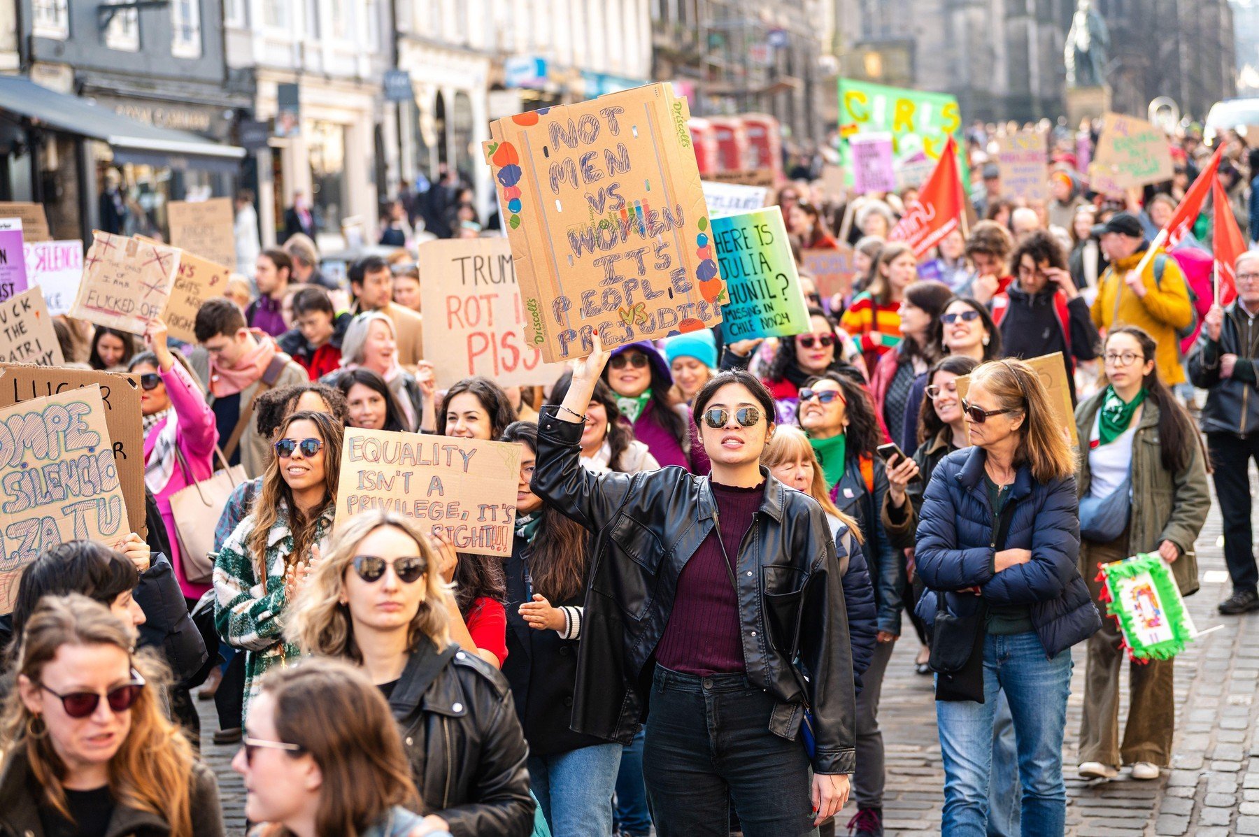 Manifestații în Europa de Ziua Femeii: Lupta pentru egalitate continuă Duminică, în diverse orașe din Europa, mii de oameni au ieșit în stradă pentru a marca Ziua Internațională a Femeii, atrăgând atenția asupra persistenței inegalităților de gen și a violenței împotriva femeilor