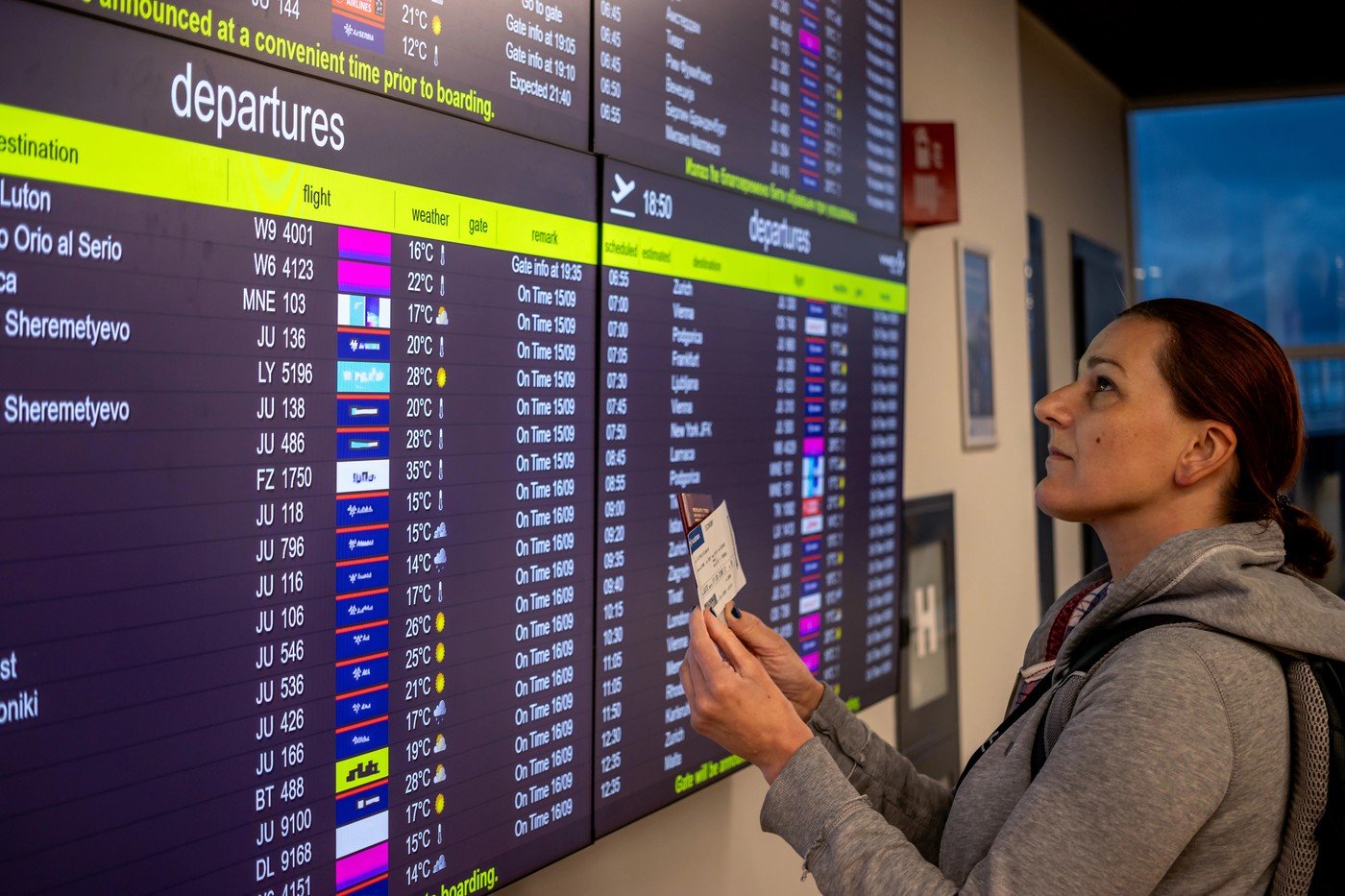 Zbor întârziat? Află ce drepturi ai și cum poți fi despăgubit O întârziere a zborului nu este doar un simplu inconvenient, ci poate genera drepturi la despăgubiri, cu valori care variază în funcție de distanța zborului