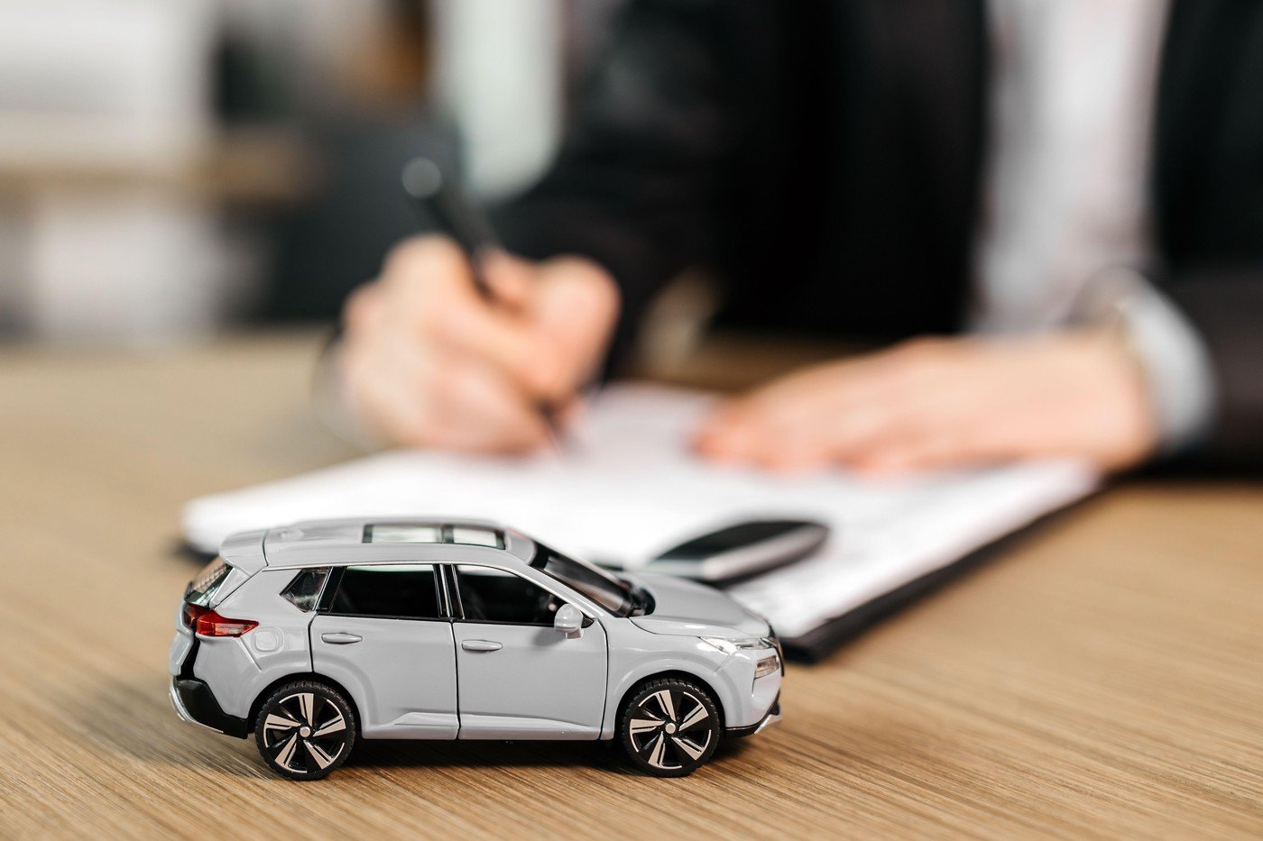 Pași esențiali pentru înmatricularea unei mașini aduse din străinătate: Ghid practic Înmatricularea unei mașini importate din străinătate este un proces care implică o serie de pași obligatorii