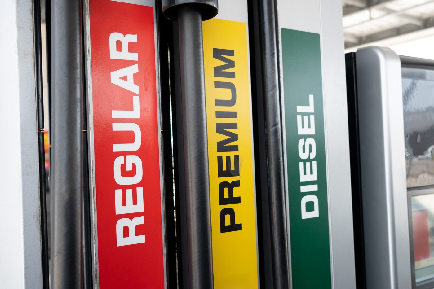 Șoferii ignoră un detaliu important la alimentare