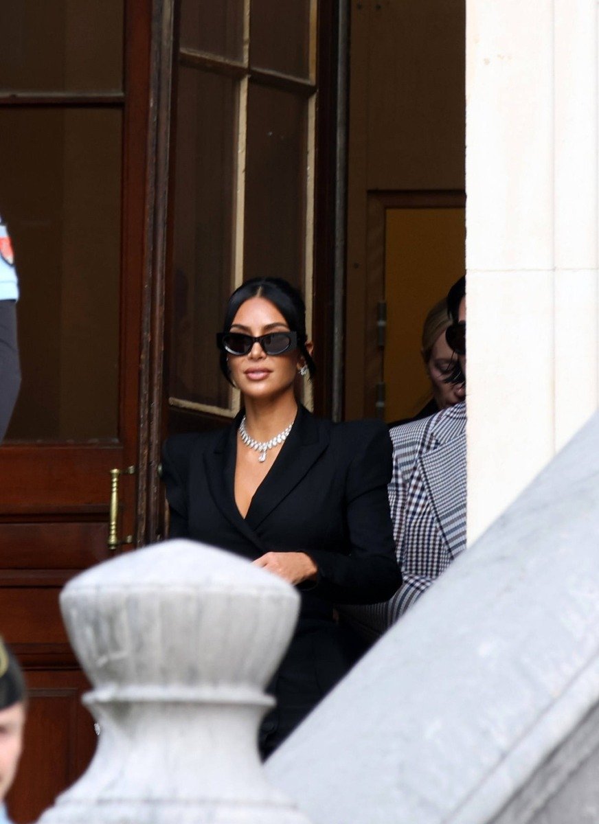 Kim Kardashian, de la ecran la justiție: Actrița scoate la licitație garderoba serialului pentru a sprijini femeile Vedeta de reality show și actrița Kim Kardashian își folosește notorietatea pentru a sprijini o cauză importantă