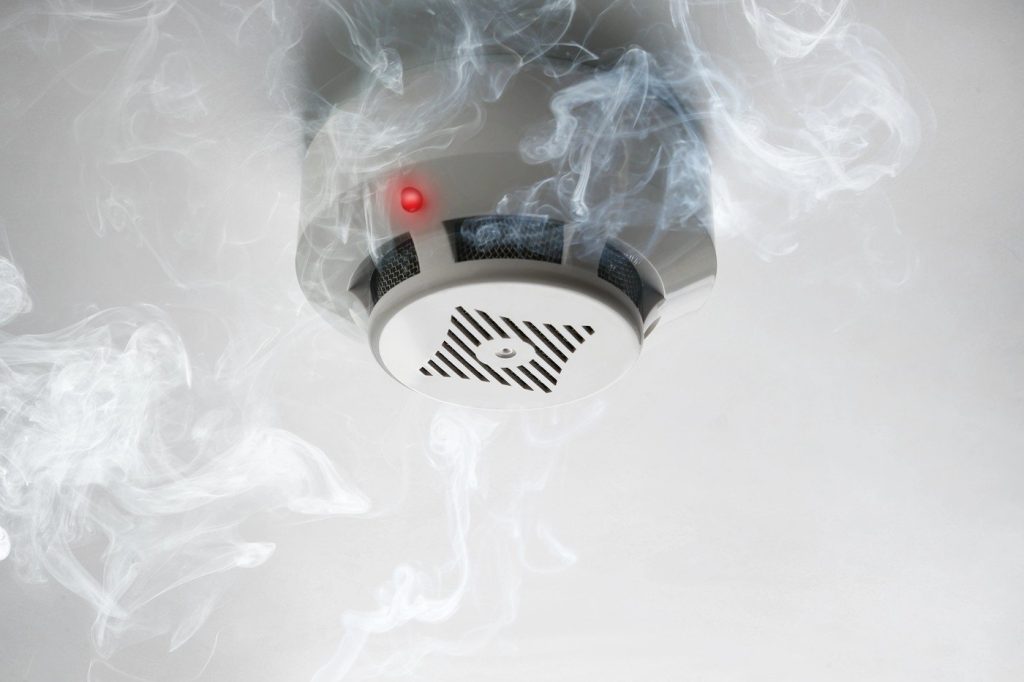Detectoare de incendiu obligatorii în apartamentele noi: Dezvoltatorii riscă amenzi mari Începând de acum, toți dezvoltatorii imobiliari din România sunt obligați prin lege să instaleze detectoare autonome de incendiu în fiecare apartament din blocurile noi