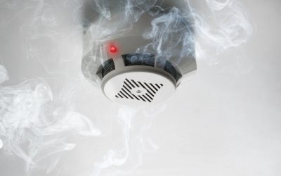 Detectoare de incendiu obligatorii în apartamentele noi: Dezvoltatorii riscă amenzi mari Începând de acum, toți dezvoltatorii imobiliari din România sunt obligați prin lege să instaleze detectoare autonome de incendiu în fiecare apartament din blocurile noi