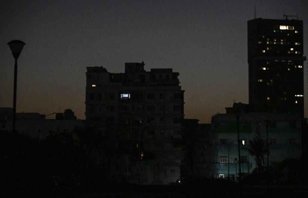 Cuba, din nou în beznă: A șaptea pană de curent din octombrie Cuba se confruntă cu o nouă criză energetică majoră, peste 10 milioane de locuitori fiind afectați de o pană totală de curent electric