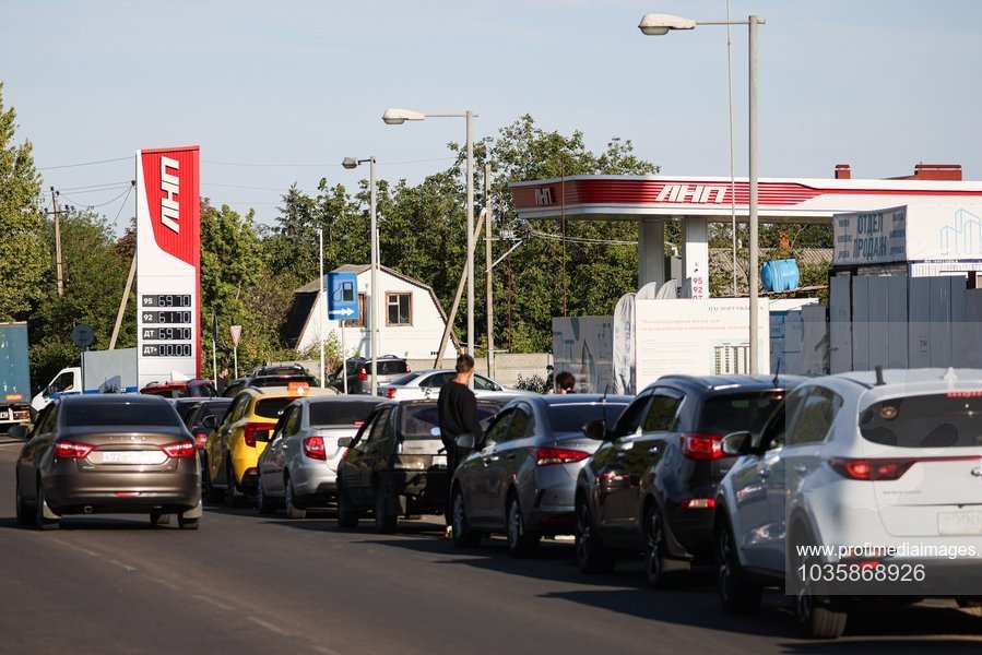 Prețurile carburanților continuă să fluctueze: Benzina se apropie de 8,5 lei/litru Prețul benzinei standard în România a variat luni între 8,07 lei și 8,4 lei pe litru, în timp ce motorina s-a situat între 8,4 lei și 8,8 lei, potrivit datelor disponibile pe platforma peco-online.ro