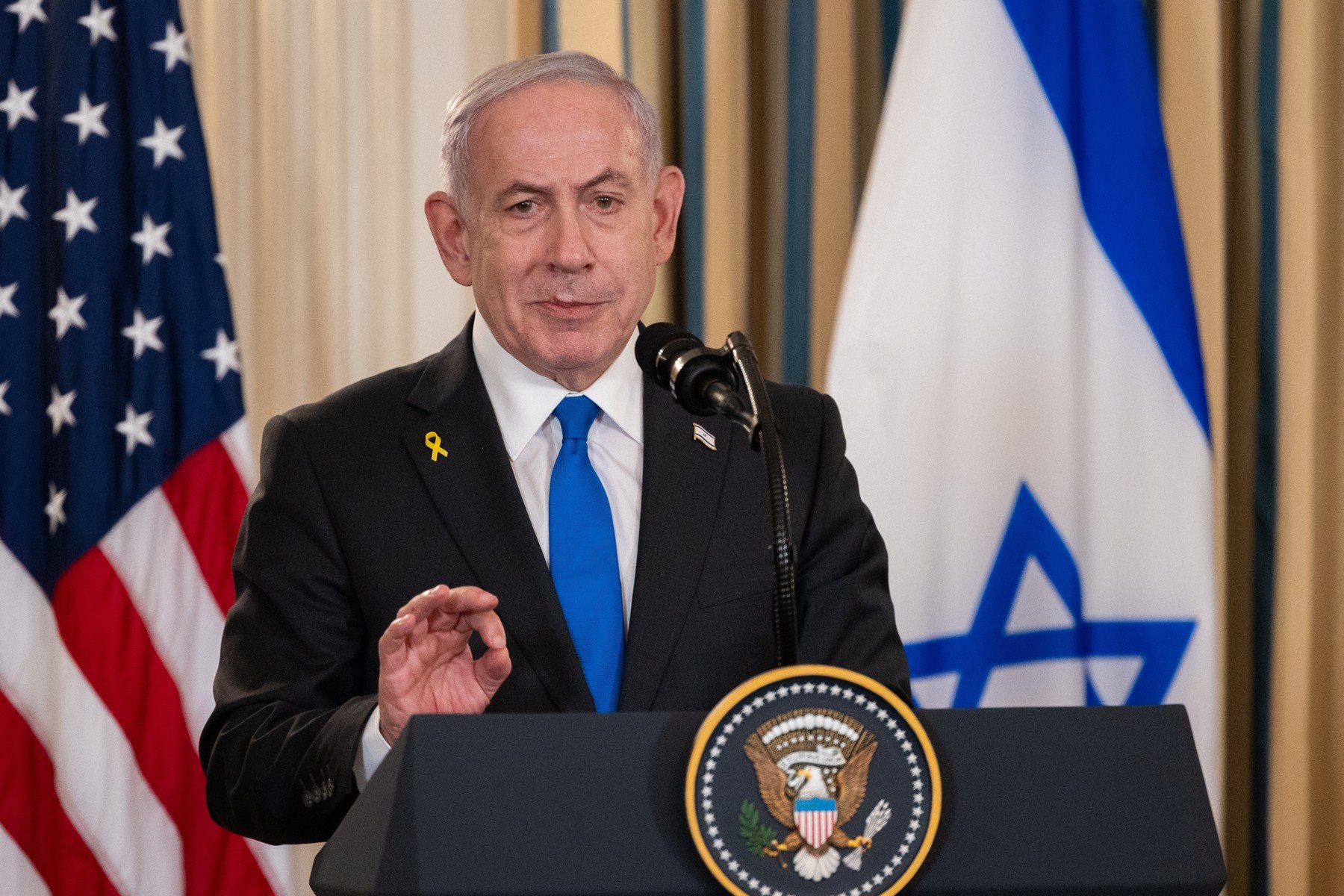 Netanyahu cheamă la unitate împotriva Iranului, după o vizită la un centru nuclear Prim-ministrul israelian Benjamin Netanyahu a efectuat duminică o vizită la o zonă din apropierea principalului centru nuclear al Israelului, care a fost recent afectată de o rachetă iraniană