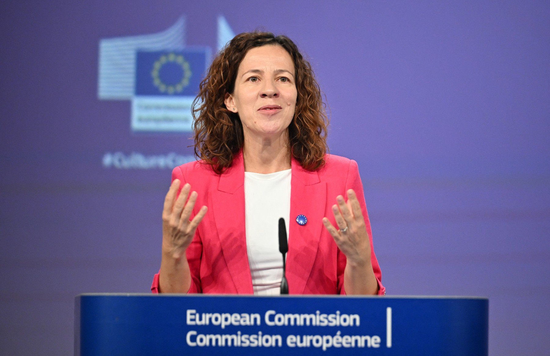 Uniunea Europeană cere profesorilor să folosească inteligența artificială în educație Vicepreședinta executivă a Comisiei Europene, Roxana Mînzatu, a subliniat importanța pregătirii profesorilor pentru integrarea inteligenței artificiale (IA) în procesul de învățământ