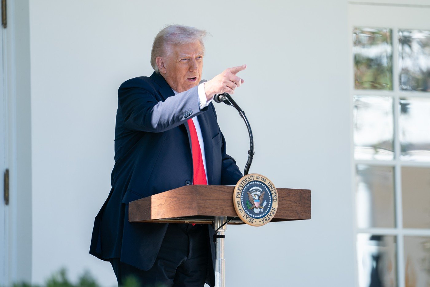 Trump lovește din nou NATO: De la „lași” la „test” și „dezamăgire” Criticile lui Donald Trump la adresa NATO, reluate recent, reflectă o frustrare crescândă legată de rolul Alianței în gestionarea crizei cu Iranul și sprijinul pentru Ucraina
