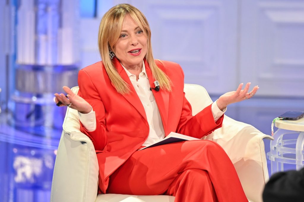 Meloni, mai aproape de Orbán decât de majoritatea UE în privința Ucrainei Premierul italian Giorgia Meloni a stârnit dezbateri în cadrul Uniunii Europene după ce și-a exprimat înțelegerea față de poziția partenerului său ungar, Viktor Orbán, în legătură cu războiul din Ucraina
