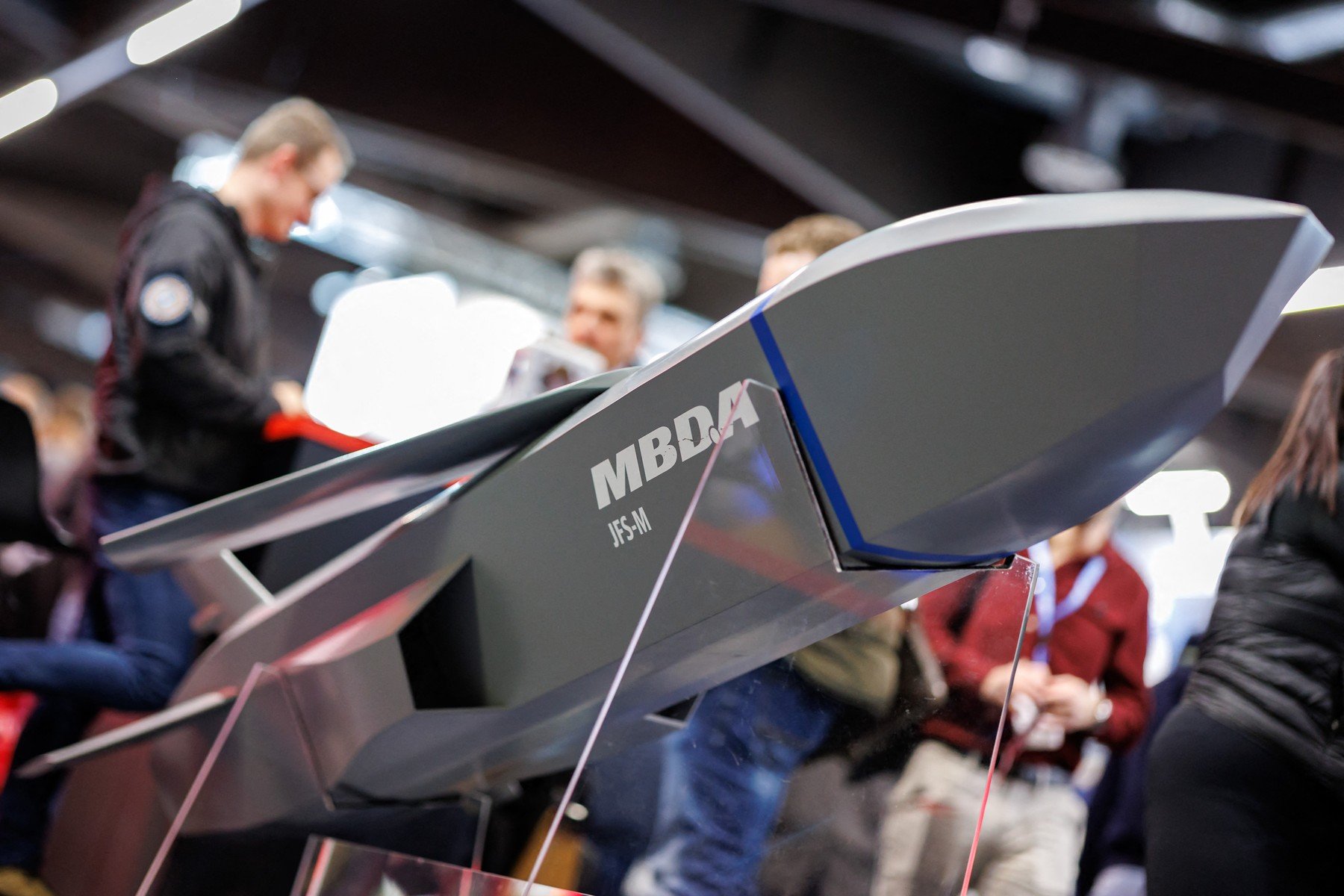 Sectorul de Apărare, Un Gigant Adaptabil în Fața Schimbărilor Companiile de mari dimensiuni, cu bugete de miliarde de dolari, sunt adesea percepute ca fiind corăbii greoaie, dificil de manevrat în apele volatile ale pieței