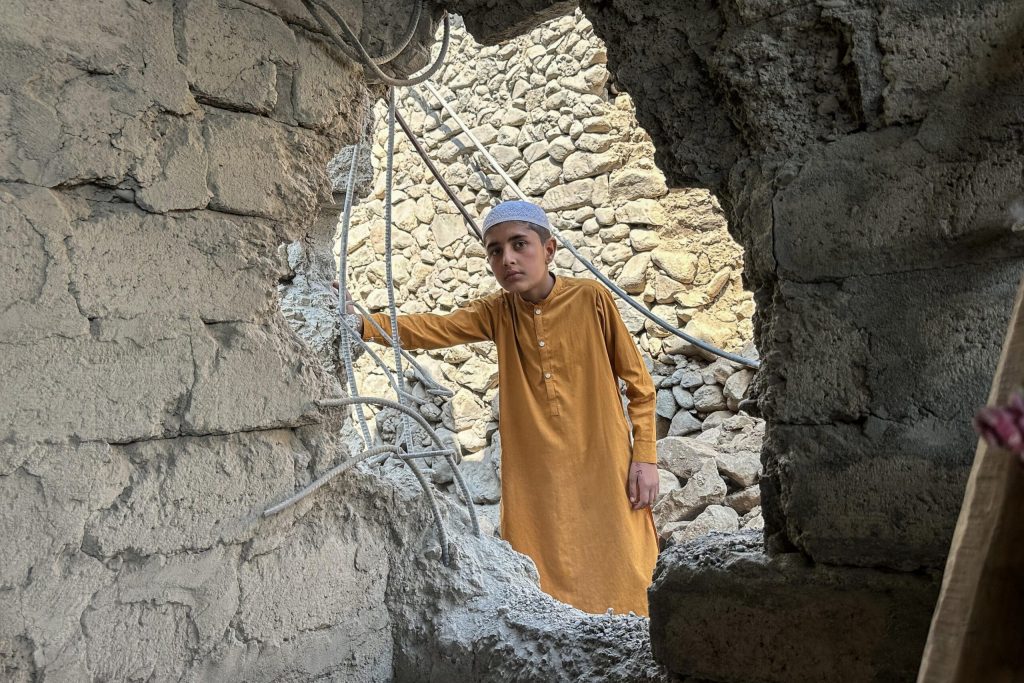 Atac aerian sângeros: Afganistanul acuză Pakistanul de uciderea a sute de civili Un atac aerian, despre care Afganistanul susține că a fost executat de forțele pakistaneze, a provocat moartea a cel puțin 400 de persoane într-un spital de reabilitare pentru dependența de droguri din Kabul, luni seară