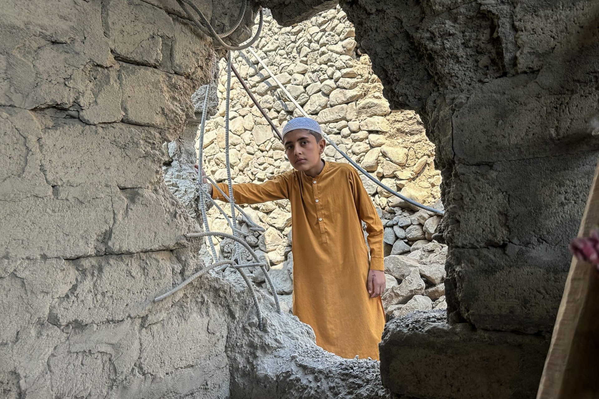 Atac aerian sângeros: Afganistanul acuză Pakistanul de uciderea a sute de civili Un atac aerian, despre care Afganistanul susține că a fost executat de forțele pakistaneze, a provocat moartea a cel puțin 400 de persoane într-un spital de reabilitare pentru dependența de droguri din Kabul, luni seară